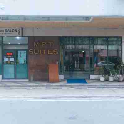 RedDoorz @ MPT Suites Hotel Exterior