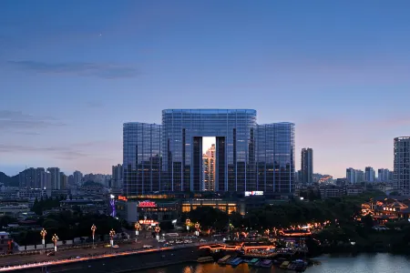 Atour Hotel Anshun Ancient City Hongshan Lake Отели рядом с достопримечательностью «Anshun Ancient City Historical and Cultural Block»