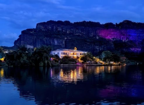 悠然江畔設計師藝術酒店