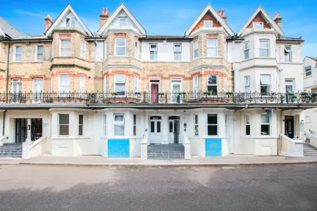 OYO The Lodge Bournemouth Отели рядом с достопримечательностью «Bournemouth University Weston Library, Lansdowne Campus»