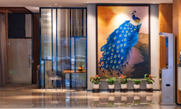 Yunnan Weiju Golden Eagle Grand Hotel (Kunming Railway Station Shuangqiao Night Market Style Street)