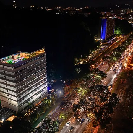 Howard Johnson by Wyndham Kota Kinabalu City Centre Отели рядом с достопримечательностью «Центр Поинт Сабах»
