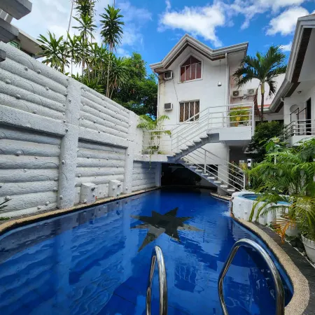 Kandi Suites Luxury 2 BR Private Jacuzzi Free Housekeeping