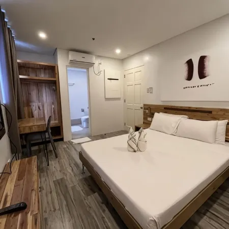 Blue Lagoon Inn & Suites
