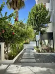 Cozy 2BR Apartment with Garden Walk to the Beach - Parkplatz