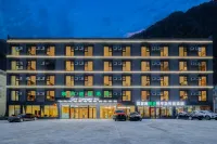 Urban Convenience Hotel (Li County Bipenggou Scenic Area Li Xiaolu Branch)