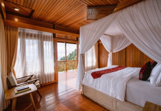 문둑 메니르 빌라의 수영장과 산 전망