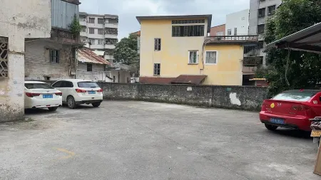 Yunfu Hongda Hotel Отели рядом с достопримечательностью «Panlong (Dragon) Cave»