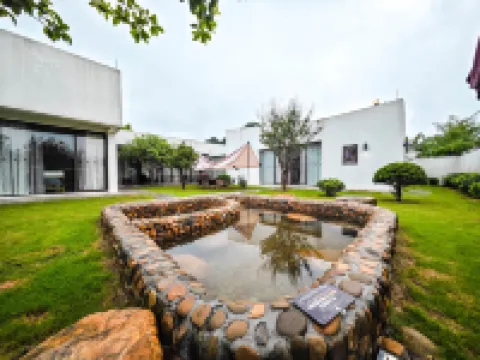 Yingde Jiqingli Xianhu · Yiluan Fenglu Hot Spring Resort Hotel