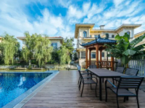 Floral Hotel·Color Island Resort Hotel (Evergrande Venice on the Sea) Hotels near Golden Beach