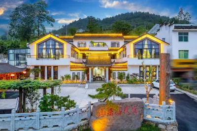 Floral Hotel·Furong Town Mountain Guest House Отели в г. Юншунь