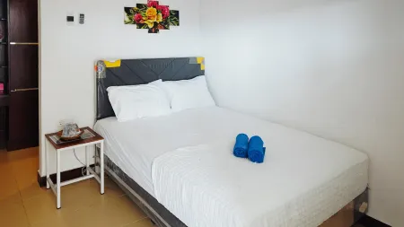 RedDoorz Syariah near RSUD Mataram Lombok 2 Отели рядом с достопримечательностью «JM CAFEE»