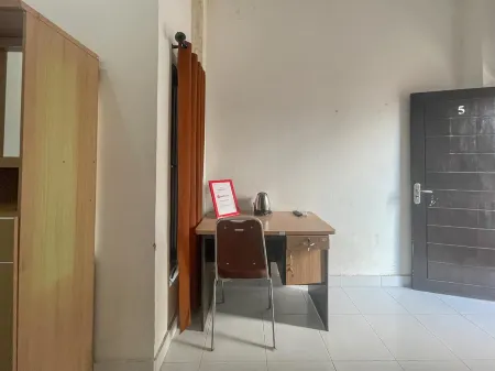 RedDoorz near Siloam Hospital Mataram Отели рядом с достопримечательностью «Udayana»