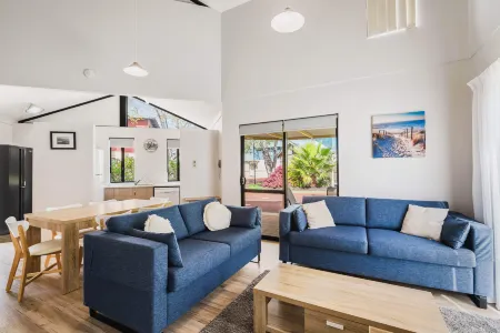 Amalfi Resort Отели рядом с достопримечательностью «Залив Джограф»