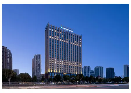 Wyndham Garden Wuhan West Отели рядом с достопримечательностью «Zhuyehai Park»