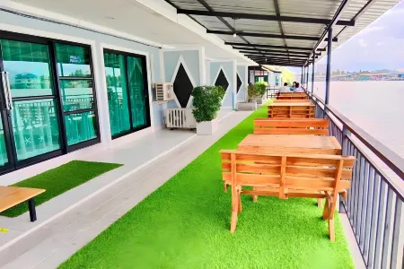 Chaiyai River Front Hotel