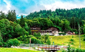 1. Hotel Re..