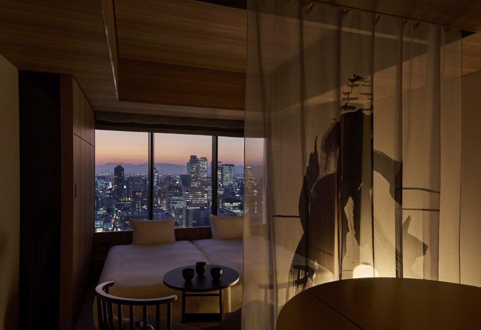 [나고야 호텔의 깔끔하게 정돈된 객실 이미지]