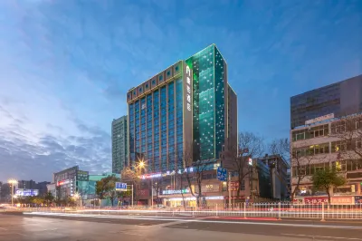 Campanile（Yueyang Tower Hotel) Отели рядом с достопримечательностью «Баллен Площадь»