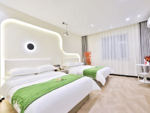 Yunhai · Designer Intelligent Cinema Homestay (Yanji Yanbian University West Market Branch)