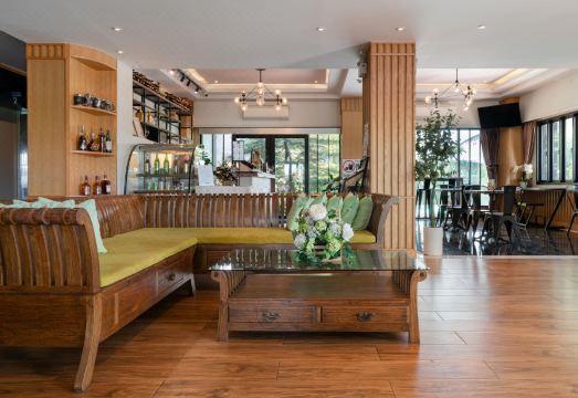 골든 포이어 호텔 실내 수영장 또는 마사지룸