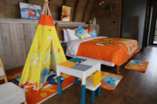 Yixiangshan Camp and Banshan Hotel