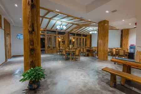 Libo Xiaoqikong Banshan Yunshe Отели рядом с достопримечательностью «Wolong Pond»