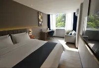 Yiman Fashion Hotel Hotels near Donghu Park