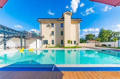 Jishe · Summer Night Sky Swimming Pool · Mountain Stream Family Resort Retreat Отели рядом с достопримечательностью «Xiaofeng Business & Trade Plaza»