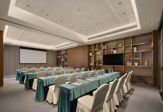 4. 힐튼 가든 인 ..