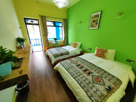 Morning Creek Inn by the Mountain Road Отели в г. Гунлюй