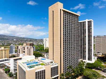 Hilton Waikiki Beach Resort & Spa Отели рядом с достопримечательностью «Lucoral Museum»