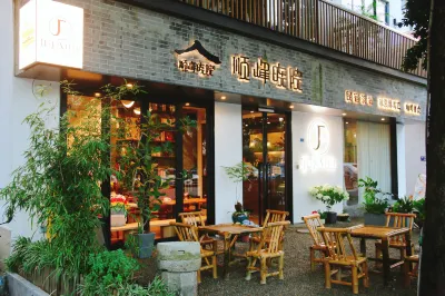 Foshan Shunfeng Xiaoyuan (Shunfengshan Park Overseas Chinese Town Happy Coast Store) Hotels near Ronggui Railway Station