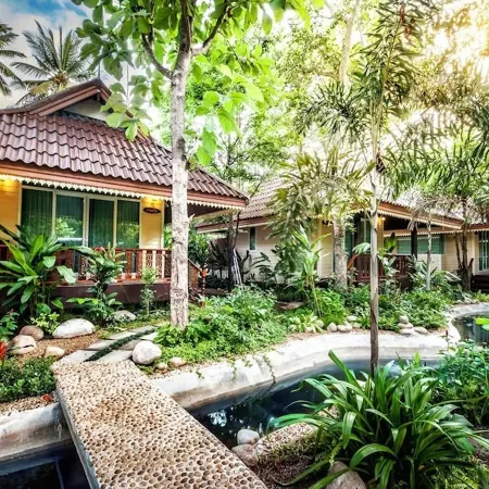 Baan Nam Pen Resort Отели рядом с достопримечательностью «Ват Праду»