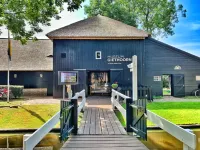 De Dames van de Jonge Giethoorn Hotel Old Village Hotels in 