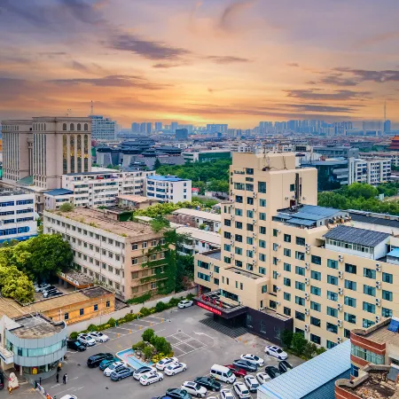 Xuchang Three Kingdoms Hotel (Pang Donglai Times Square Caowei Ancient City Branch)