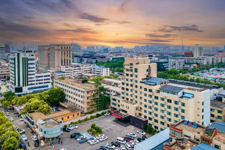 Xuchang Three Kingdoms Hotel (Pang Donglai Times Square Caowei Ancient City Branch) Отели рядом с достопримечательностью «Qingyihe Thousand Acres Garden»