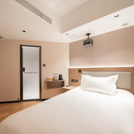 Shenjie Hotel (Waitan Nanjing Road Pedestrian Street)