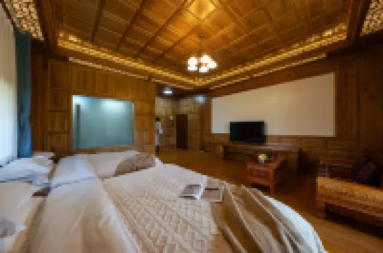 吉頌登珠莊園（香格里拉高鐵站店） 鄰近香格里拉站的酒店