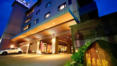 Ryotei Matsuya Honkan Suizenji Отели рядом с достопримечательностью «Fujisaki hachimangū»