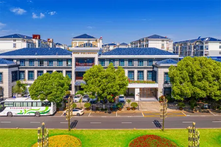 ZHEN YUAN SHANJU RESORT HOTEL Отели рядом с достопримечательностью «Yi Garden»