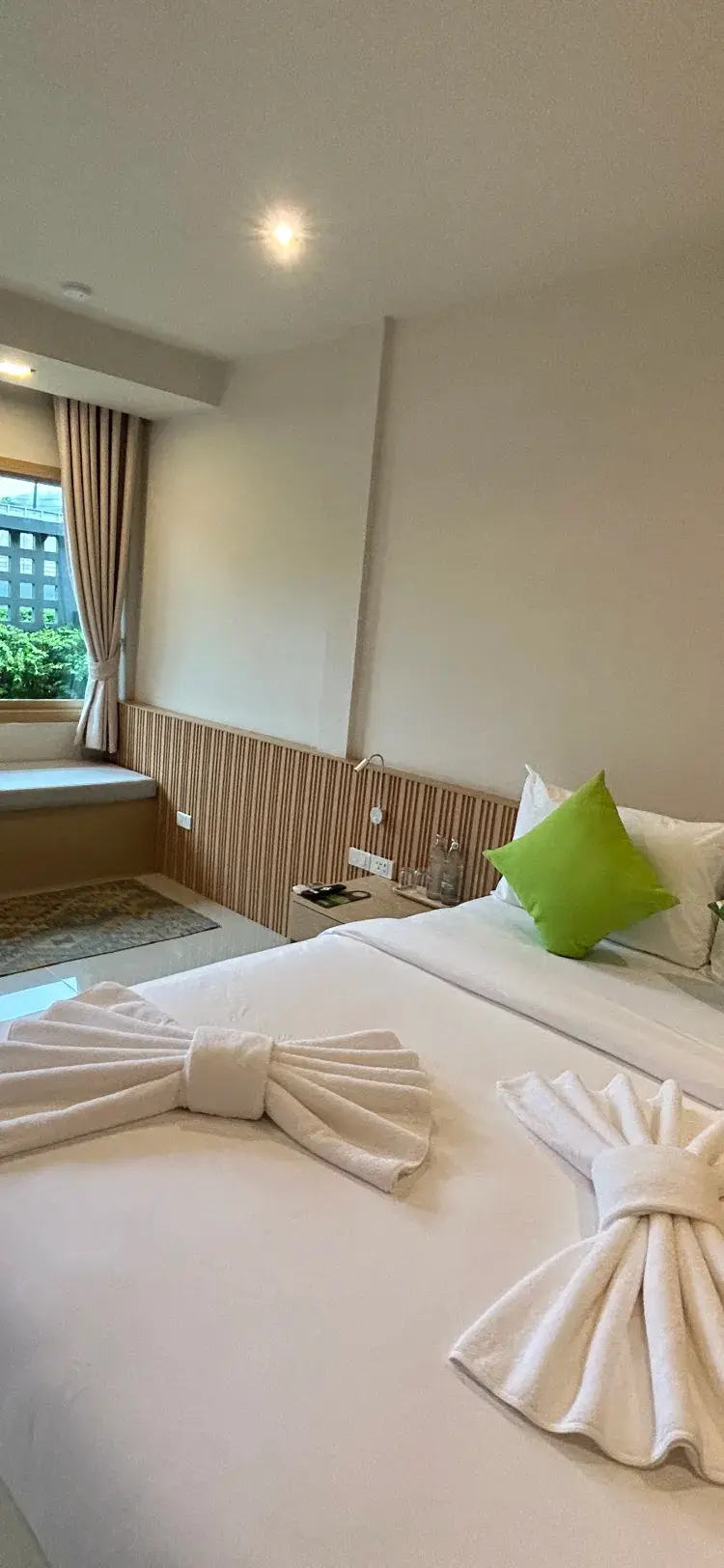 ห้องดีลักซ์ เตียงใหญ่ 1 เตียง