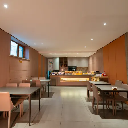 Chonpines Hotel (Daqing West Railway Station Wanda Plaza Branch)