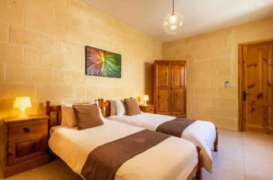 Naduri - 3 bedrooms (sleeps 7 + 2 kids) Nadur village
