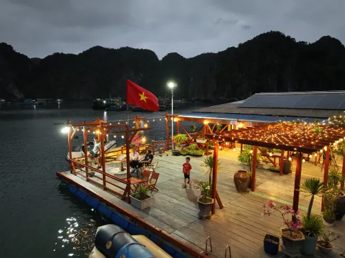 Cat Ba Fishing Village Bay House - House Boats