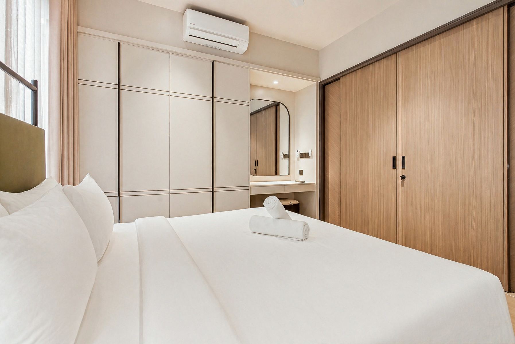 Three-Bedroom Entertainment Suite with Jacuzzi, Netflix and Mahjong
