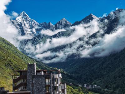 Ruoshui Mountain Retreat Holiday Inn (Siguniangshan Scenic Area Branch)