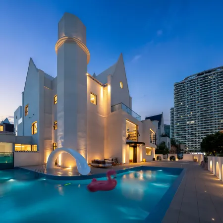 Floral Hotel·Hong Designer High-End Vacation Villa (Beihai Silver Beach Branch)