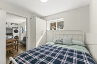 Vancouver quiet cozy 2BR1BA private entry suite near Skytrain - piscina