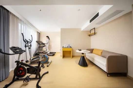 Leqi Light House Hotel (Yiwu International Trade City Binwang Night Market Pedestrian Street Branch) Отели рядом с Аэропорт Иу